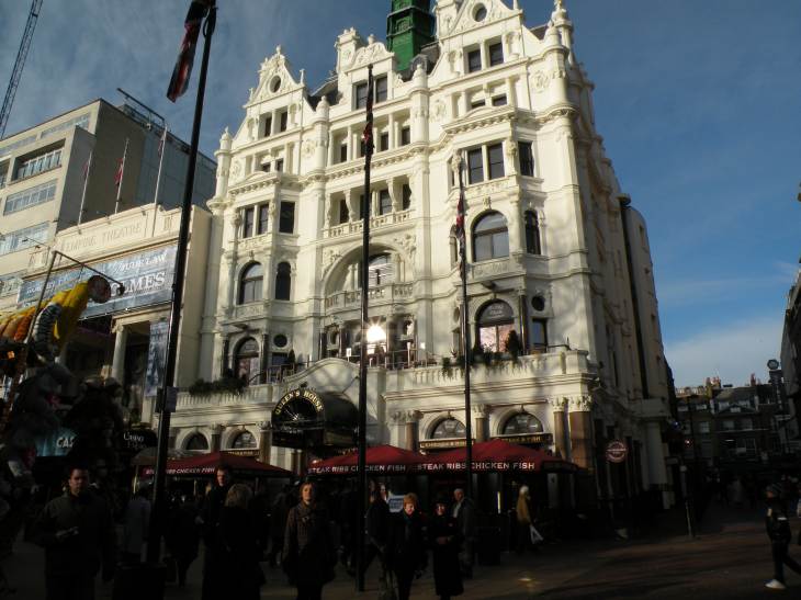  bel immeuble blanc avec cariatides, Leicester Square